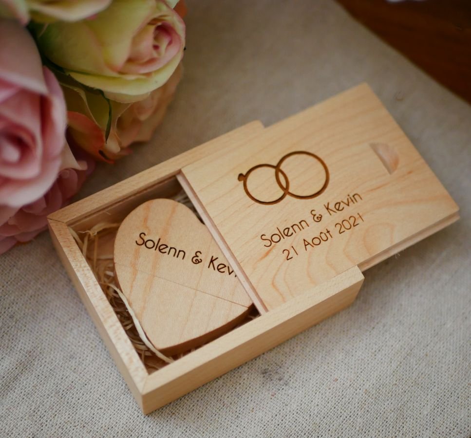 32 GB Heart USB-flashenhet i en ljus trälåda