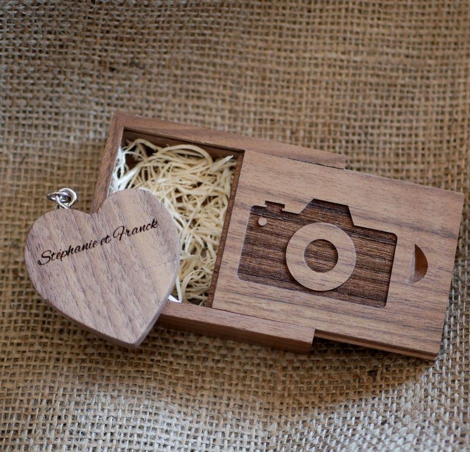 32 GB Heart USB-minne i en låda i mörkt trä