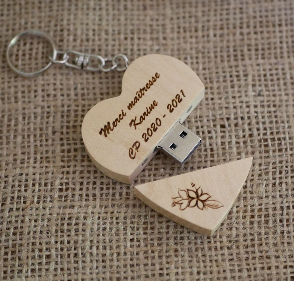 32 GB Heart USB-flashenhet i en ljus trälåda
