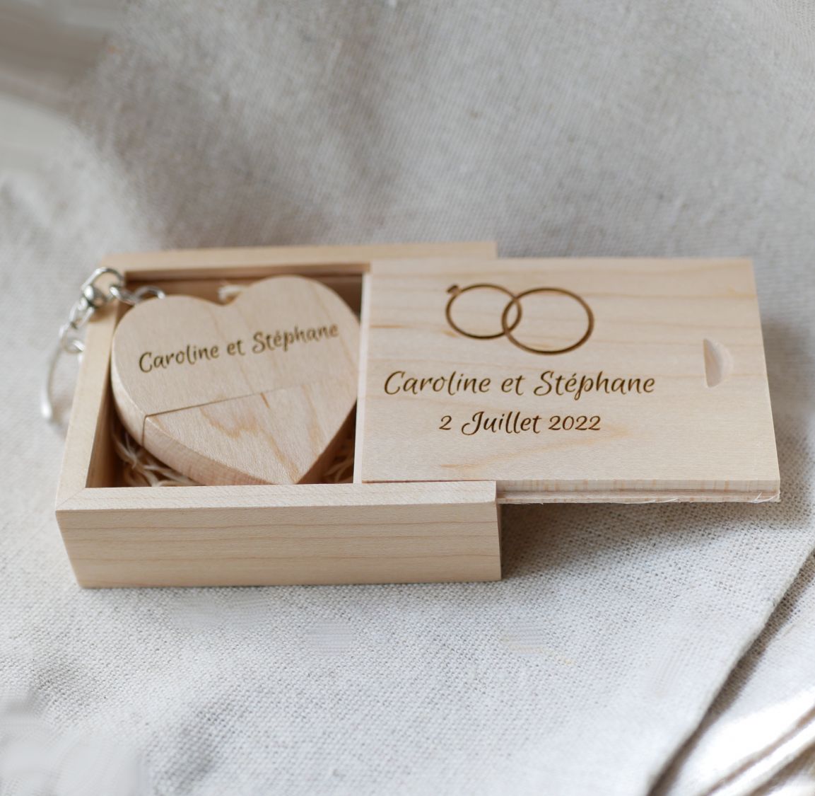 32 GB Heart USB-flashenhet i en ljus trälåda