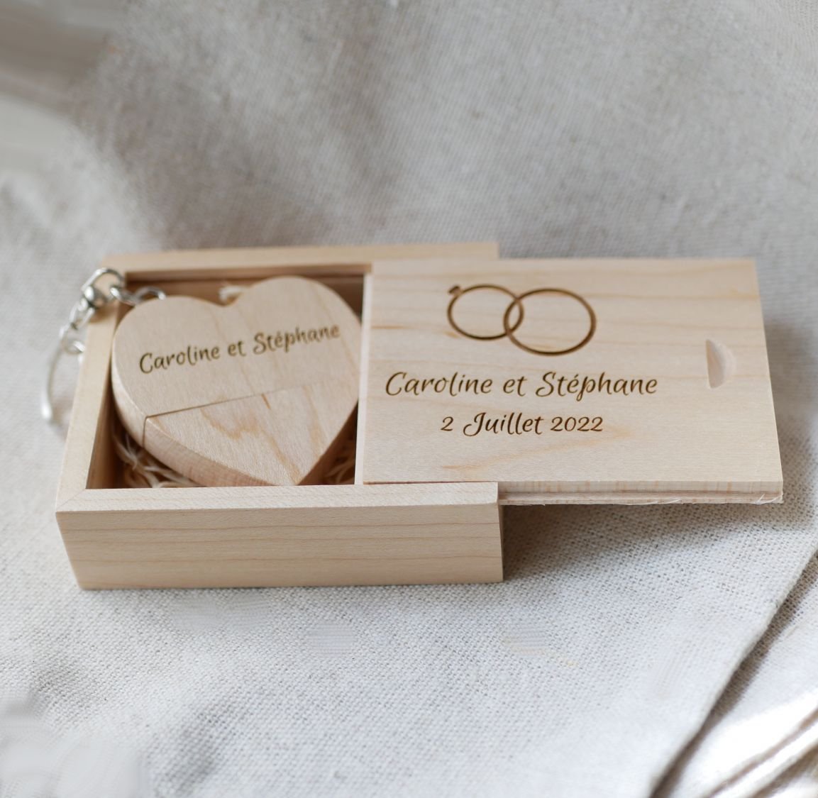 32 GB Heart USB-flashenhet i en ljus trälåda