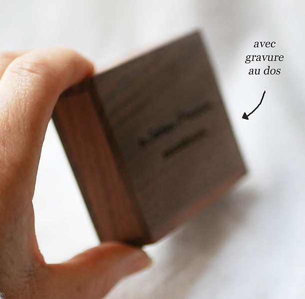 32 GB Heart USB-minne i en l&aring;da i m&ouml;rkt tr&auml;