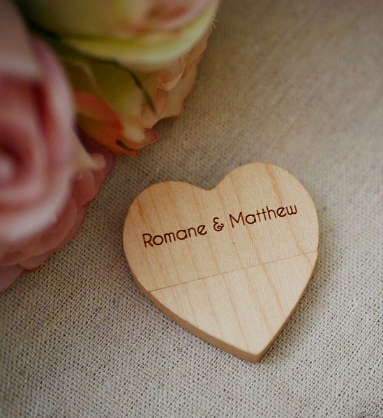 32 GB Heart USB-flashenhet i en ljus tr&auml;l&aring;da