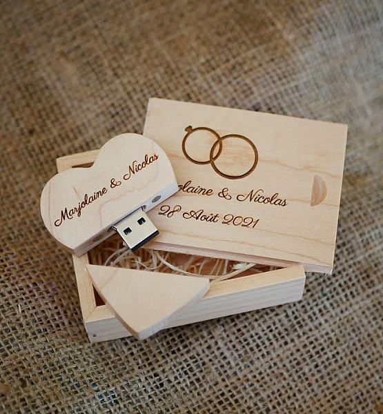 32 GB Heart USB-flashenhet i en ljus tr&auml;l&aring;da