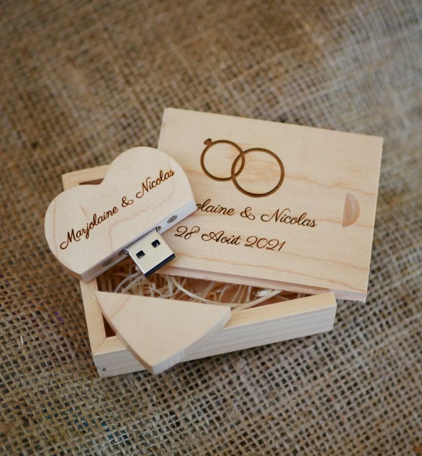 32 GB Heart USB-flashenhet i en ljus trälåda