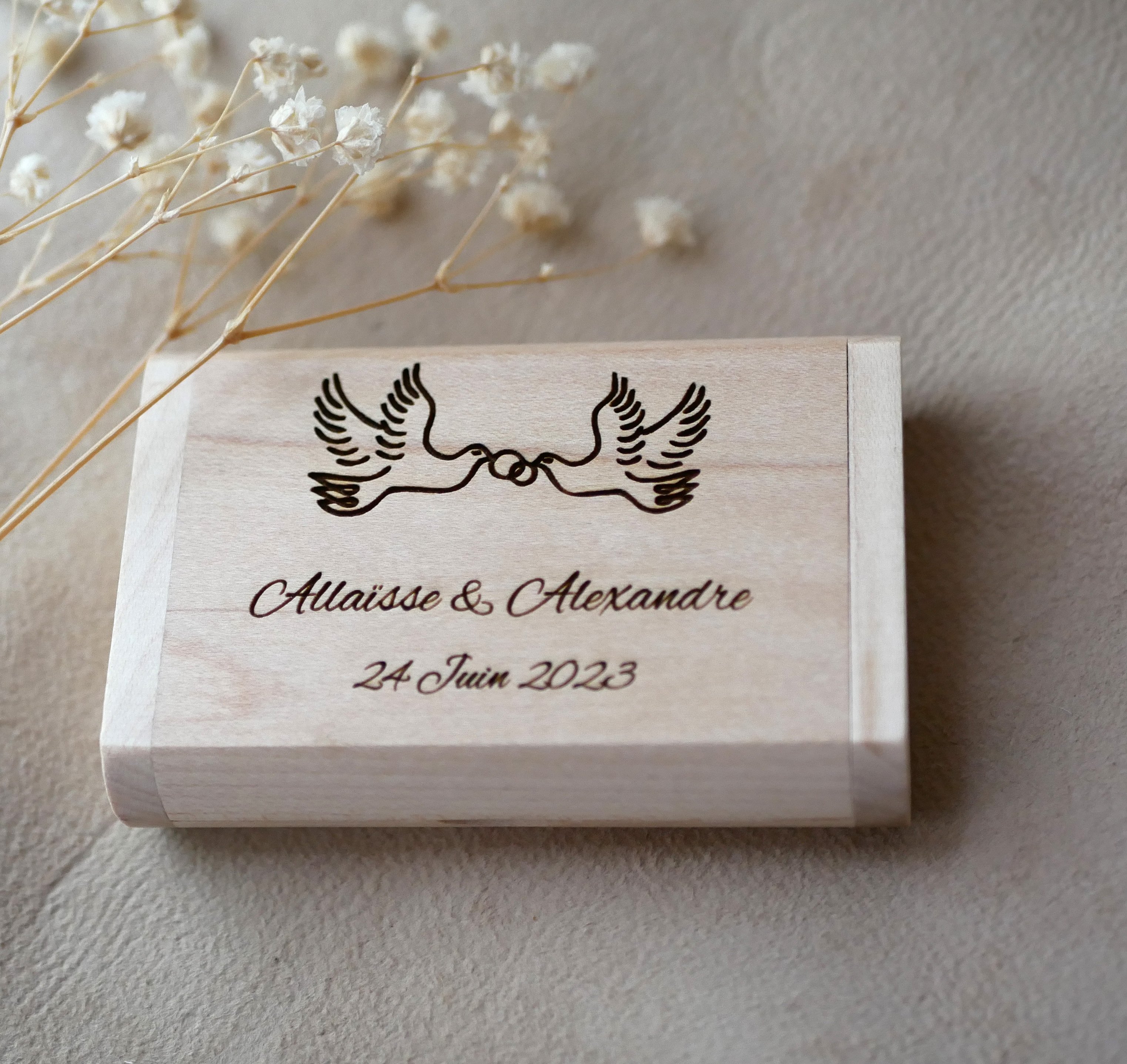 32 GB 2.0 graverat USB-minne i fodral av l&ouml;nntr&auml;