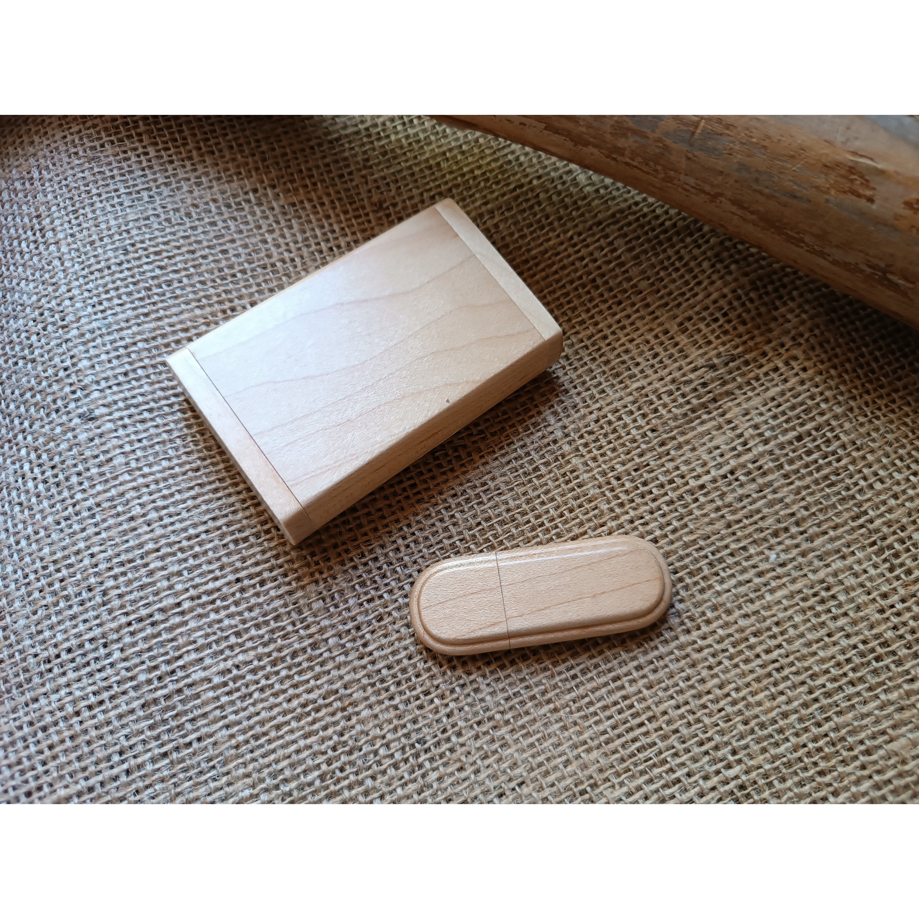 32 GB 2.0 graverat USB-minne i fodral av lönnträ