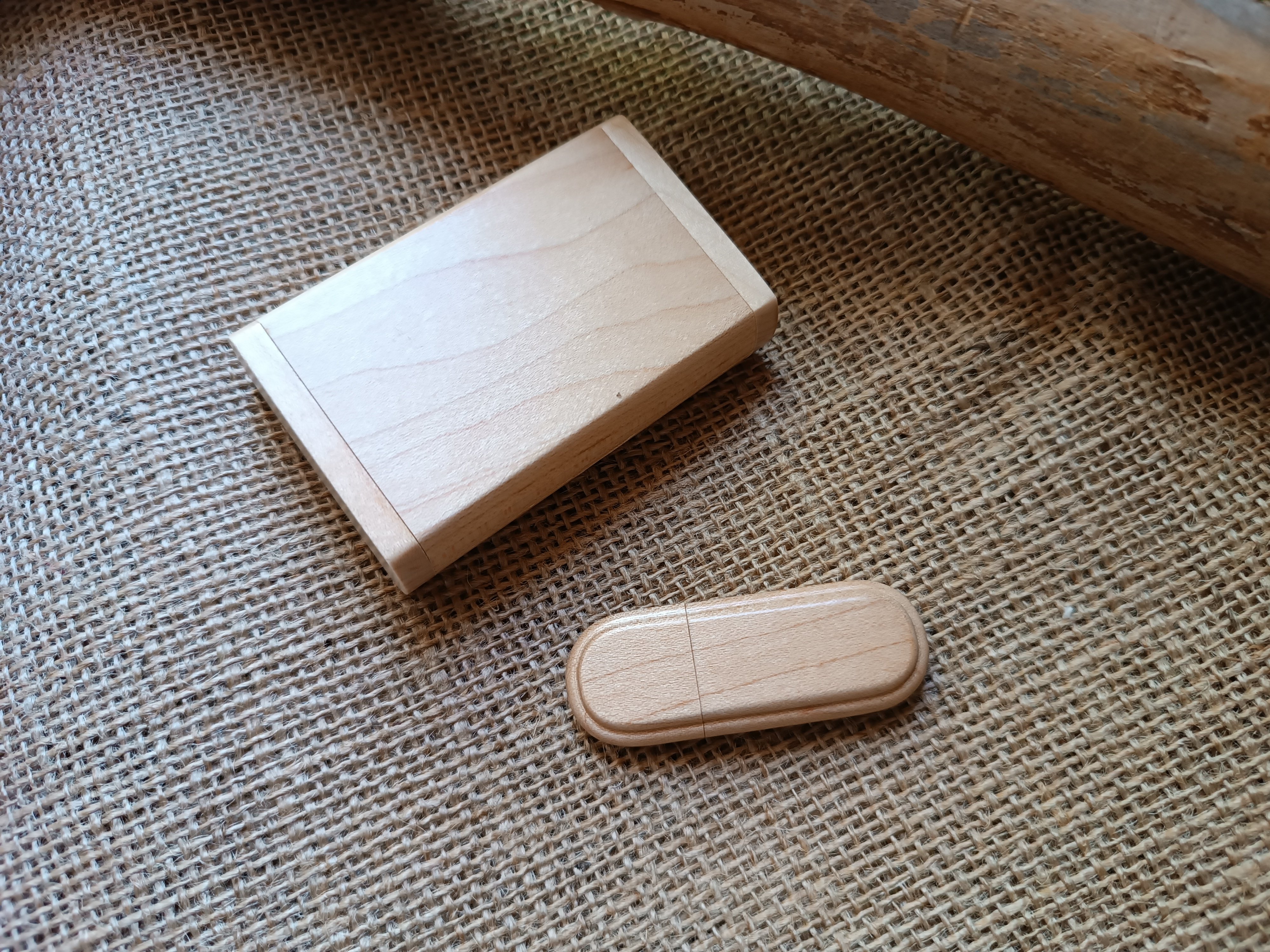 32 GB 2.0 graverat USB-minne i fodral av l&ouml;nntr&auml;