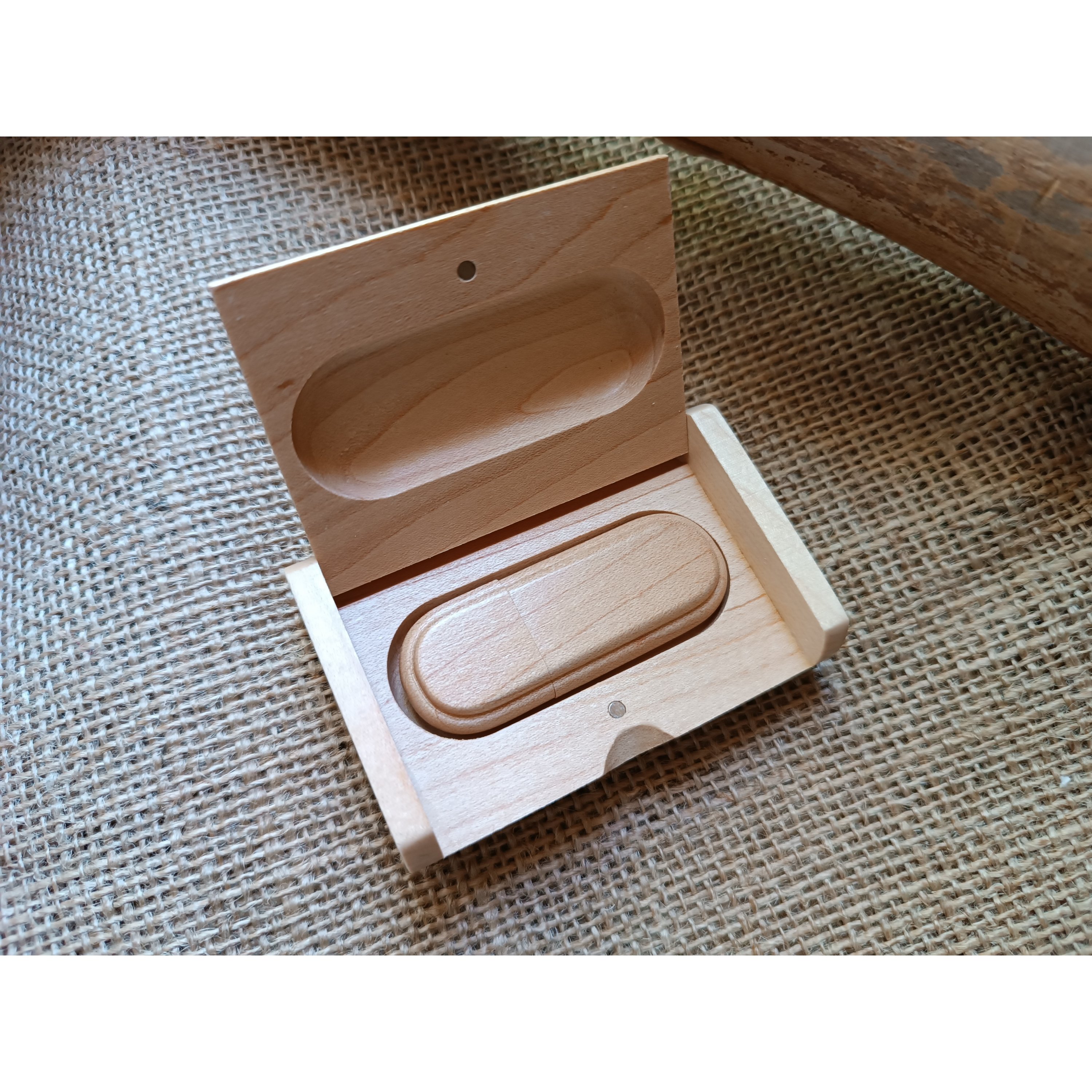 32 GB 2.0 graverat USB-minne i fodral av lönnträ