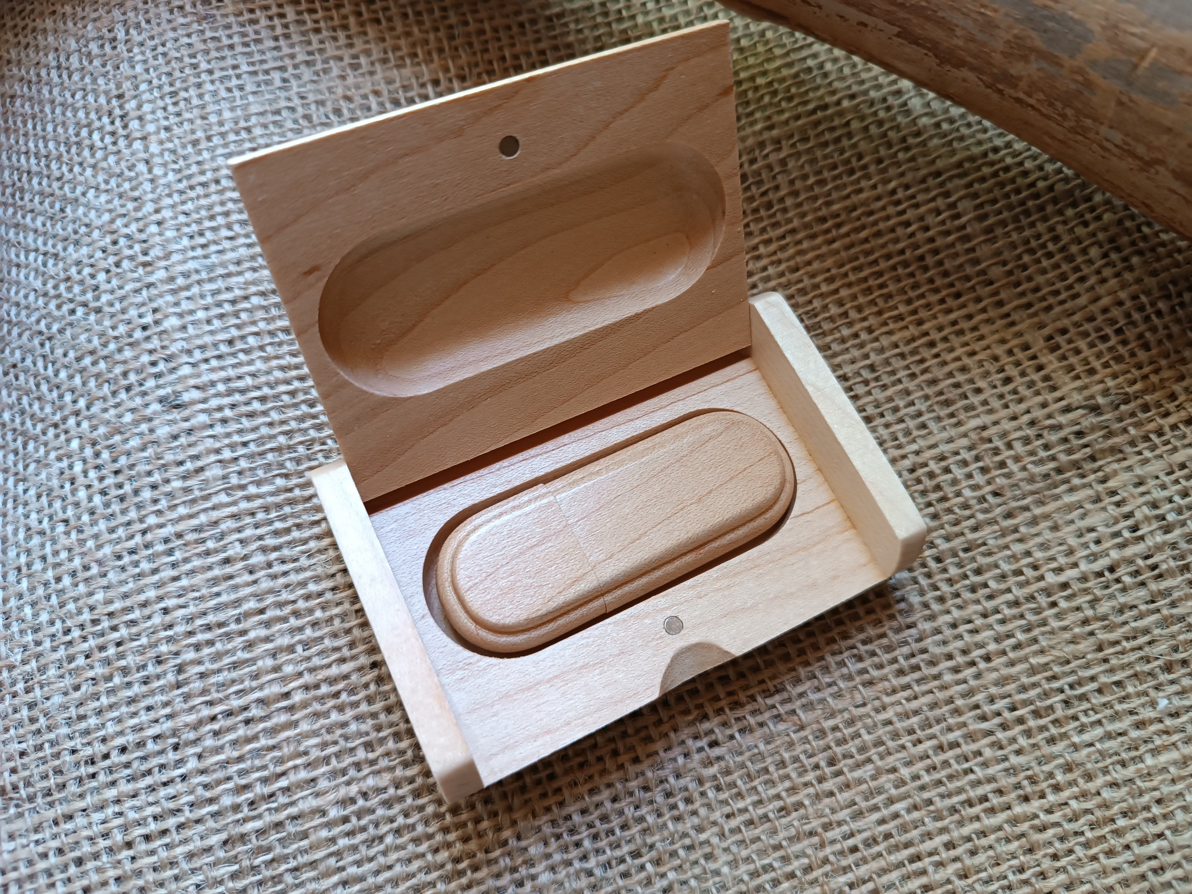 32 GB 2.0 graverat USB-minne i fodral av l&ouml;nntr&auml;