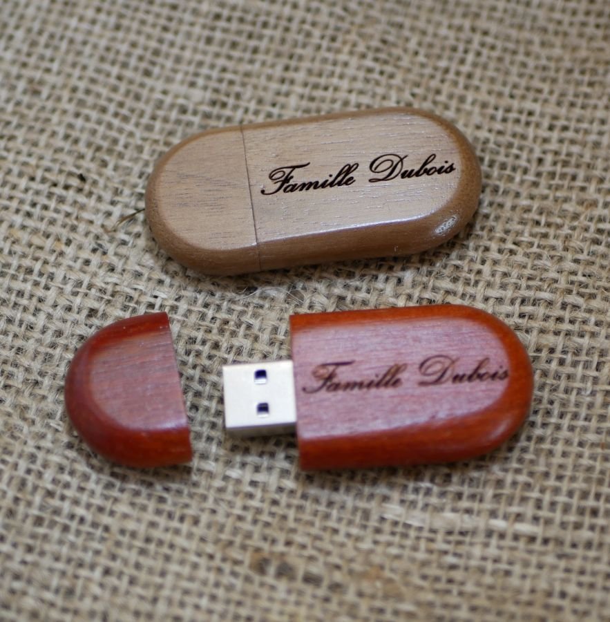 Oval USB-nyckel som kan personaliseras genom gravyr, valfritt träslag