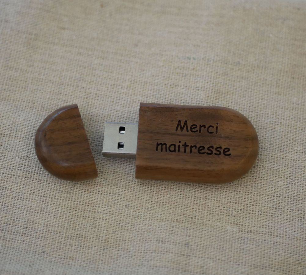 Oval USB-nyckel som kan personaliseras genom gravyr, valfritt träslag