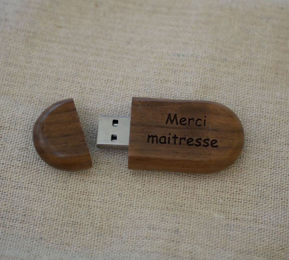 Oval USB-nyckel som kan personaliseras genom gravyr, valfritt träslag