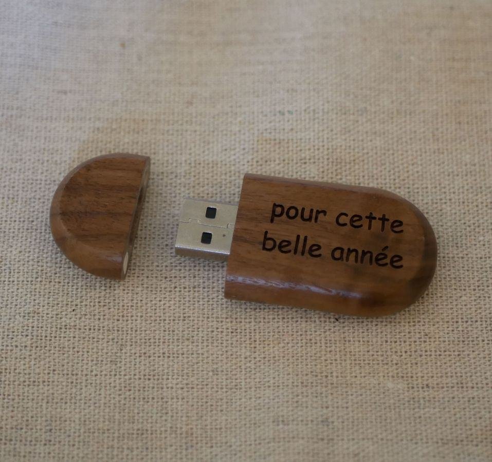 Oval USB-nyckel som kan personaliseras genom gravyr, valfritt träslag