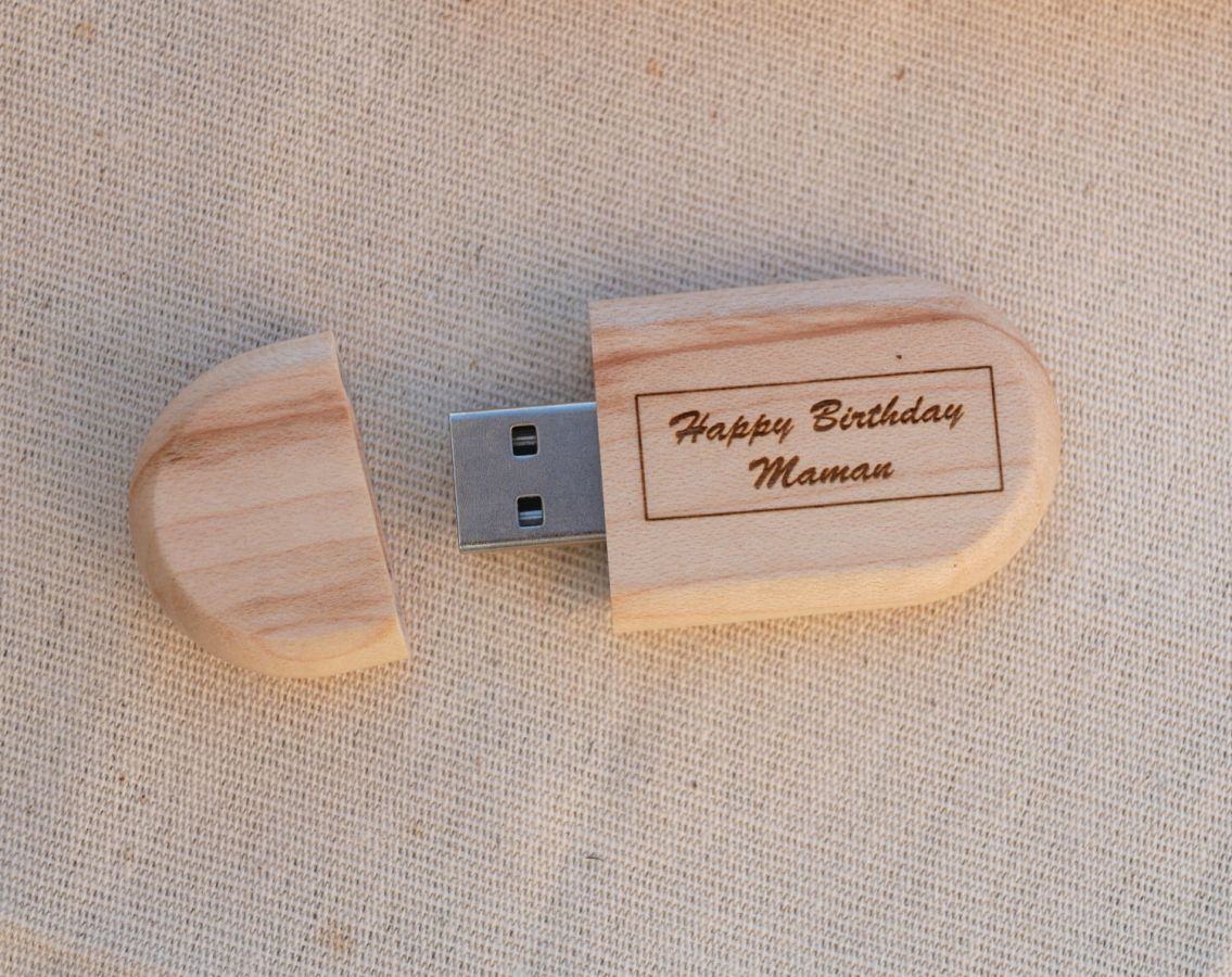 Oval USB-nyckel som kan personaliseras genom gravyr, valfritt träslag
