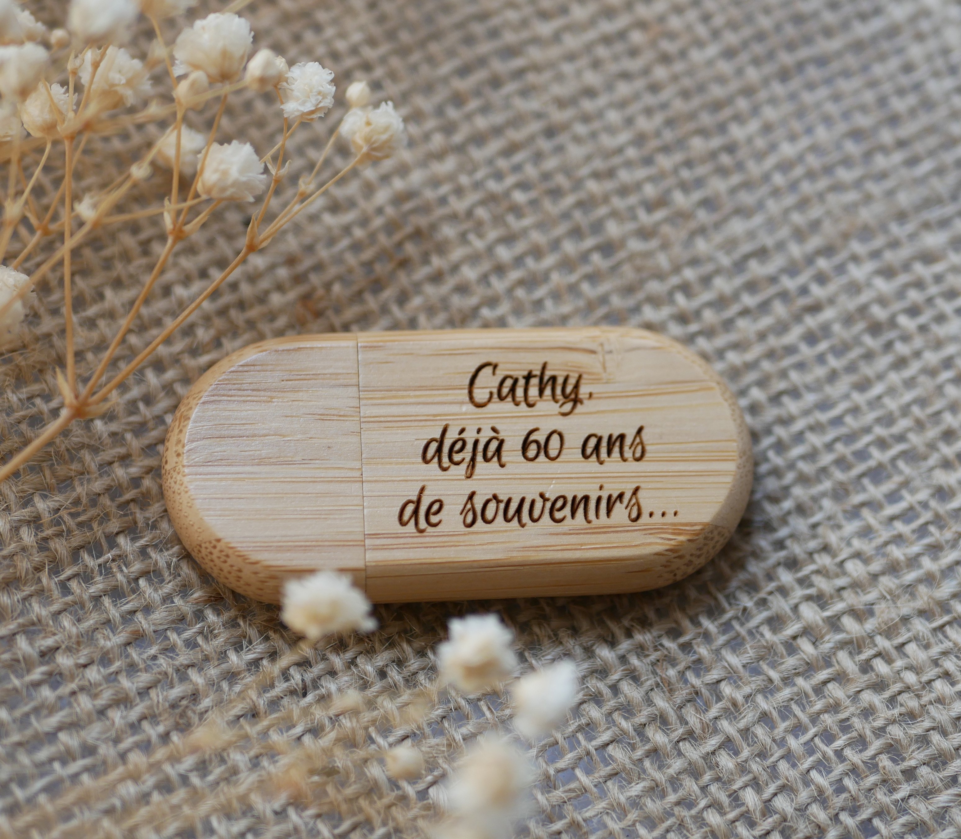 Oval USB-nyckel som kan personaliseras genom gravyr, valfritt tr&auml;slag