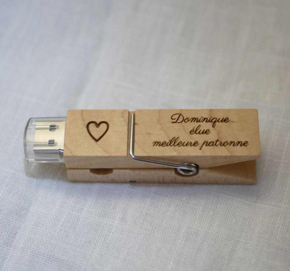 En graverad USB-nyckel i trä som du kan göra personlig