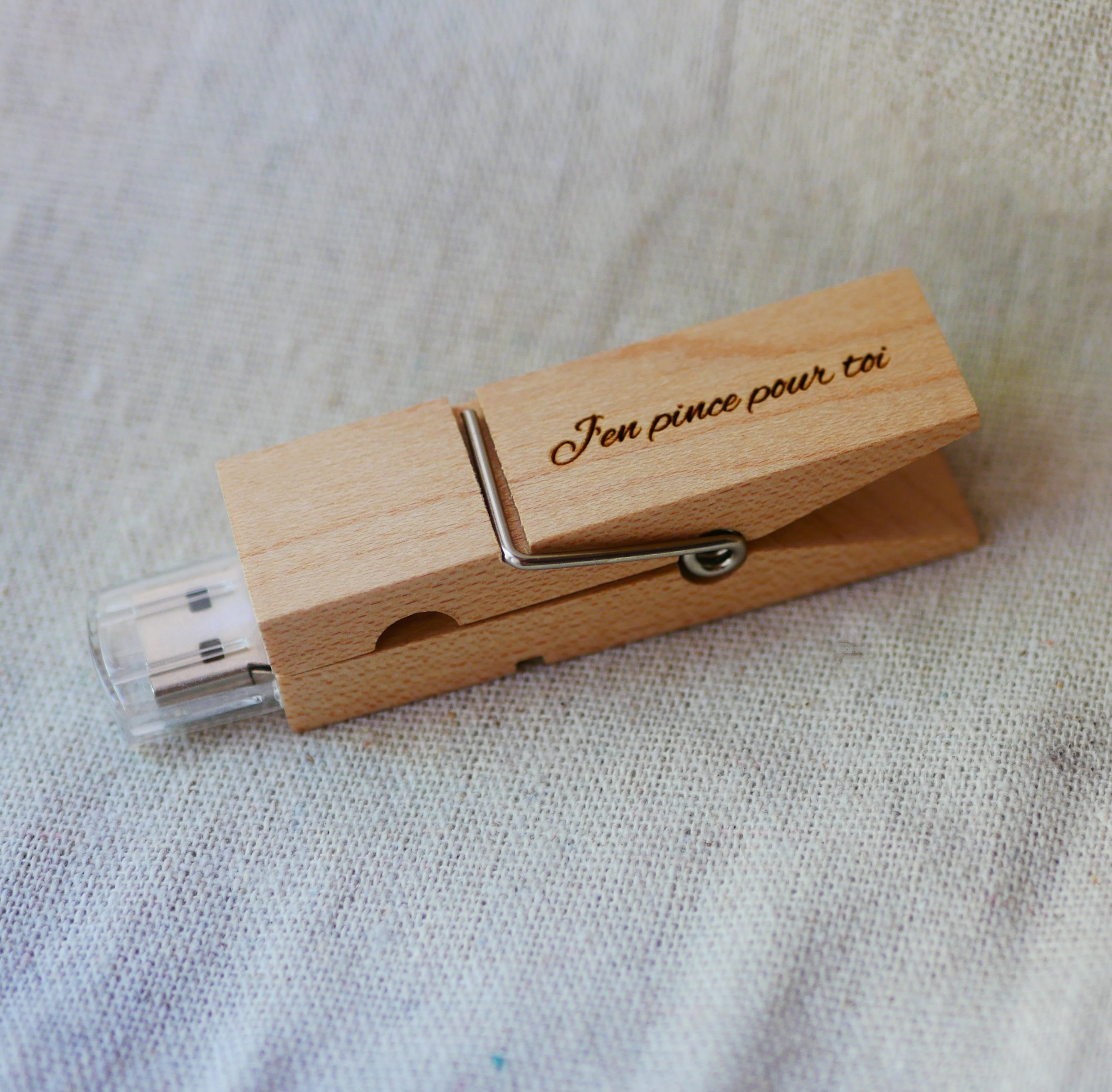 En graverad USB-nyckel i trä som du kan göra personlig