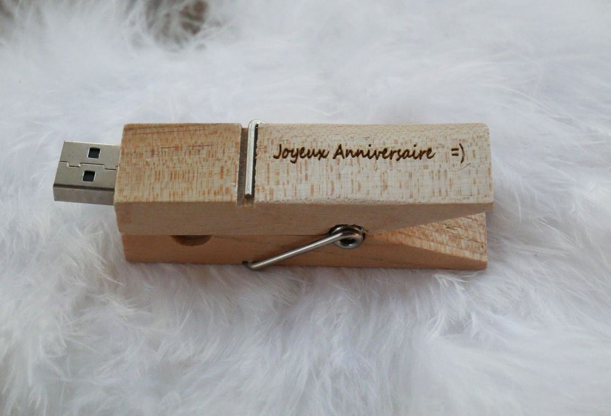 En graverad USB-nyckel i trä som du kan göra personlig