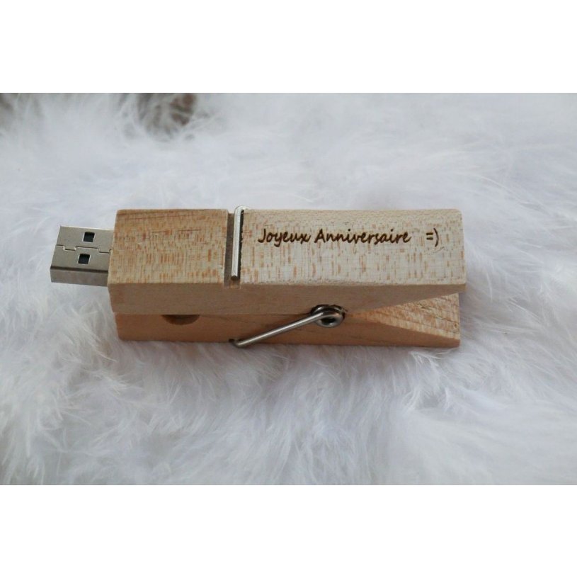 En graverad USB-nyckel i trä som du kan göra personlig
