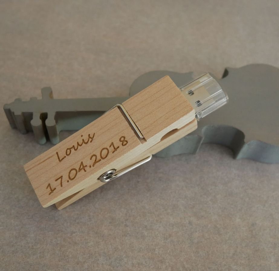 En graverad USB-nyckel i trä som du kan göra personlig
