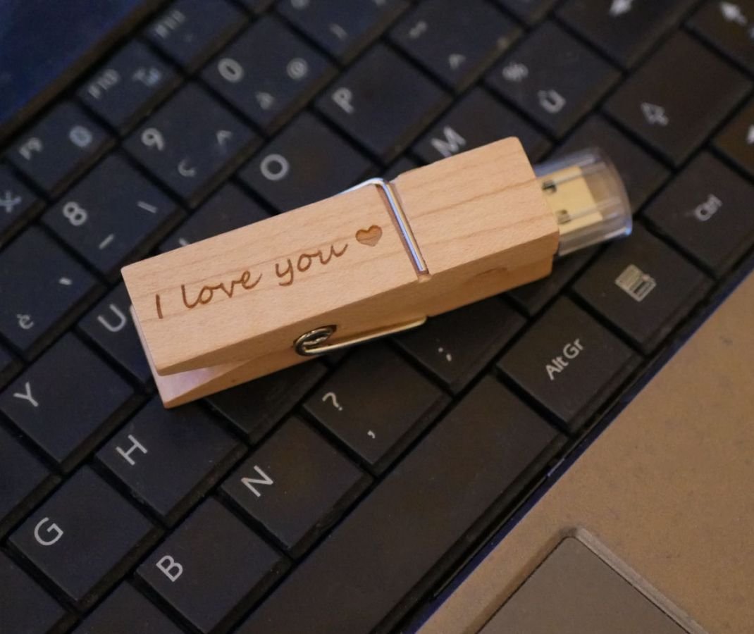 En graverad USB-nyckel i trä som du kan göra personlig