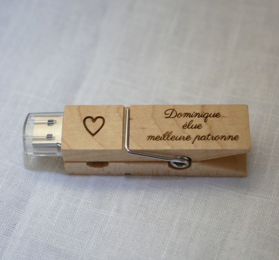 En graverad USB-nyckel i trä som du kan göra personlig