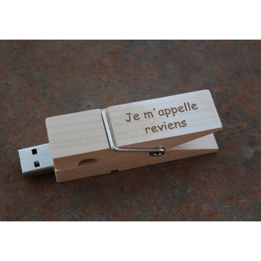 En graverad USB-nyckel i trä som du kan göra personlig