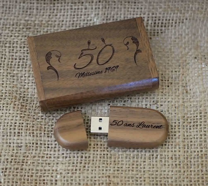 Clé USB en bois personnalisée pour anniversaire 50 ans.