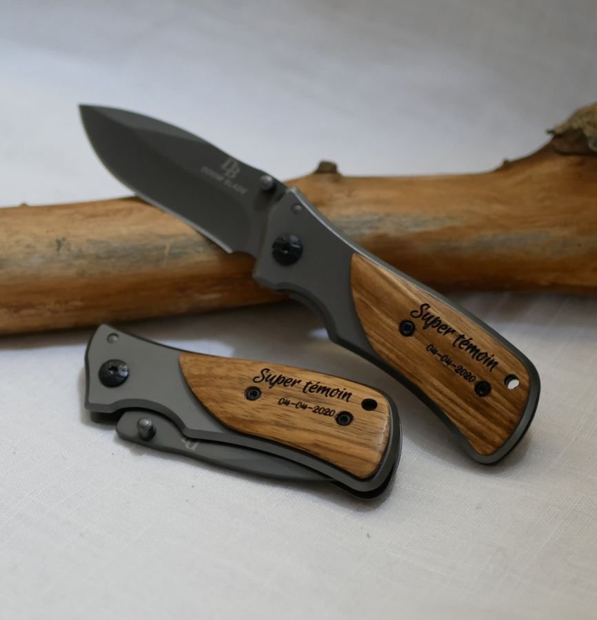 Fällbar fickkniv med graverat trähandtag