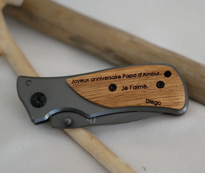 F&auml;llbar fickkniv med graverat tr&auml;handtag