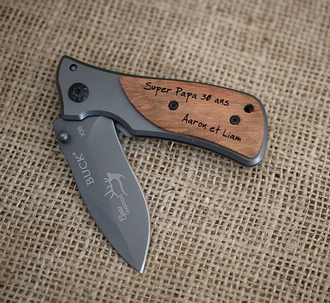 F&auml;llbar fickkniv med graverat tr&auml;handtag