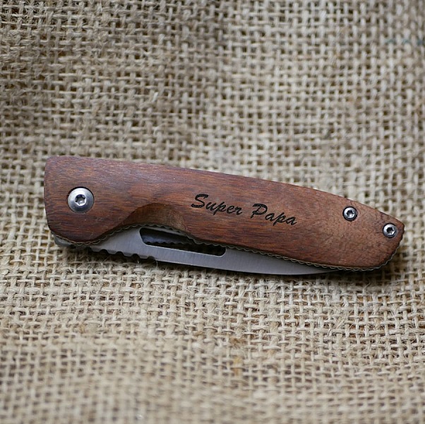 Graverad kniv med tr&auml;handtag f&ouml;r personlig anpassning