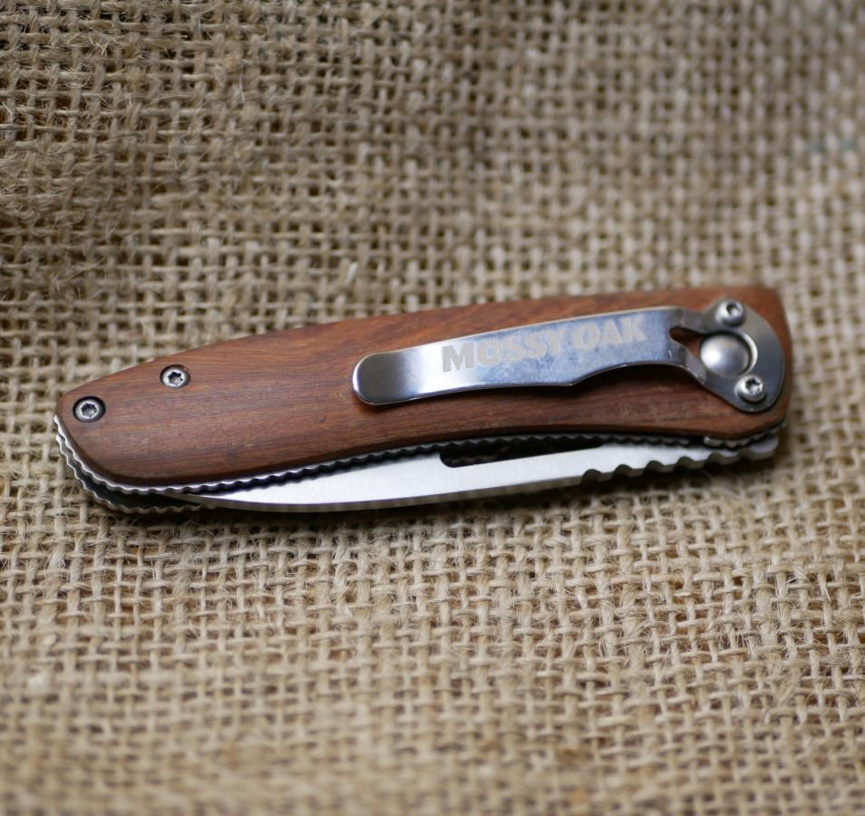 Graverad kniv med trähandtag för personlig anpassning