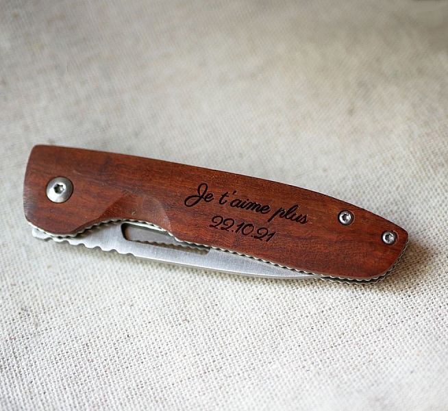 Graverad kniv med tr&auml;handtag f&ouml;r personlig anpassning