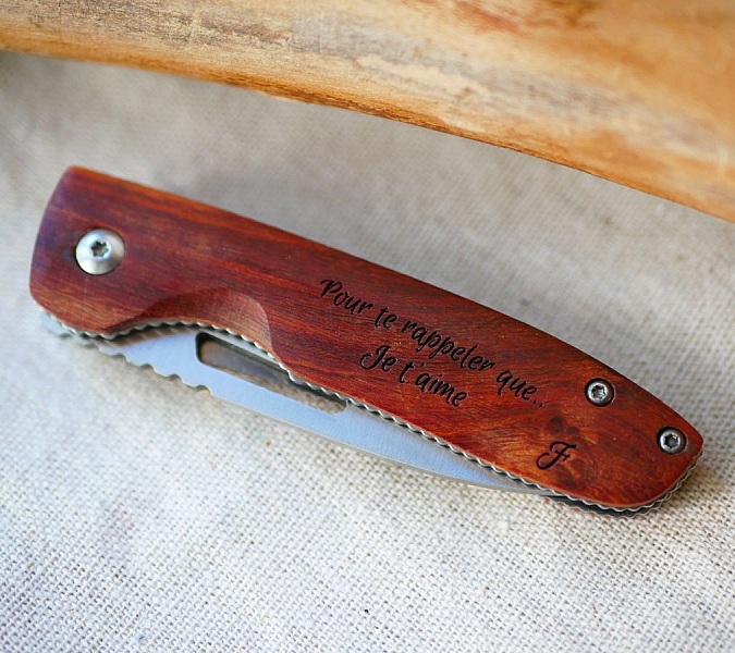 Graverad kniv med tr&auml;handtag f&ouml;r personlig anpassning