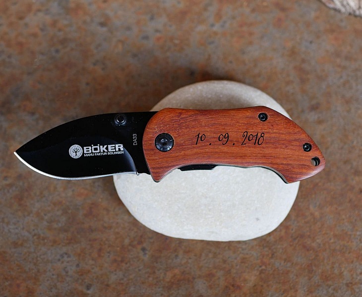 Liten kniv med tr&auml;handtag som ska graveras