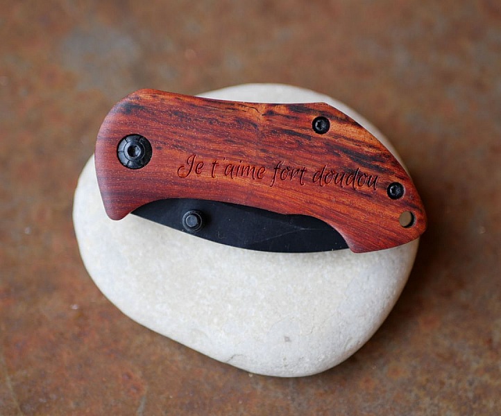 Liten kniv med tr&auml;handtag som ska graveras