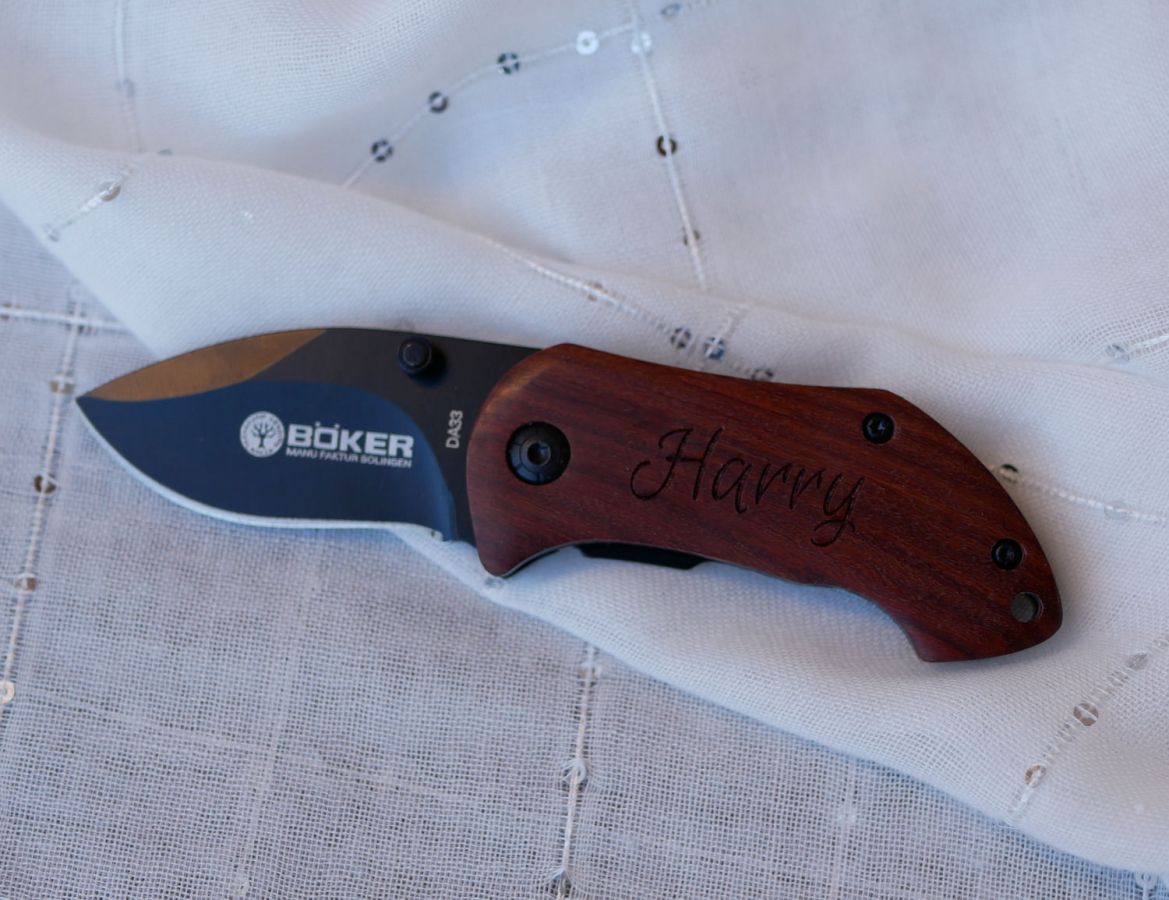 Liten kniv med trähandtag som ska graveras