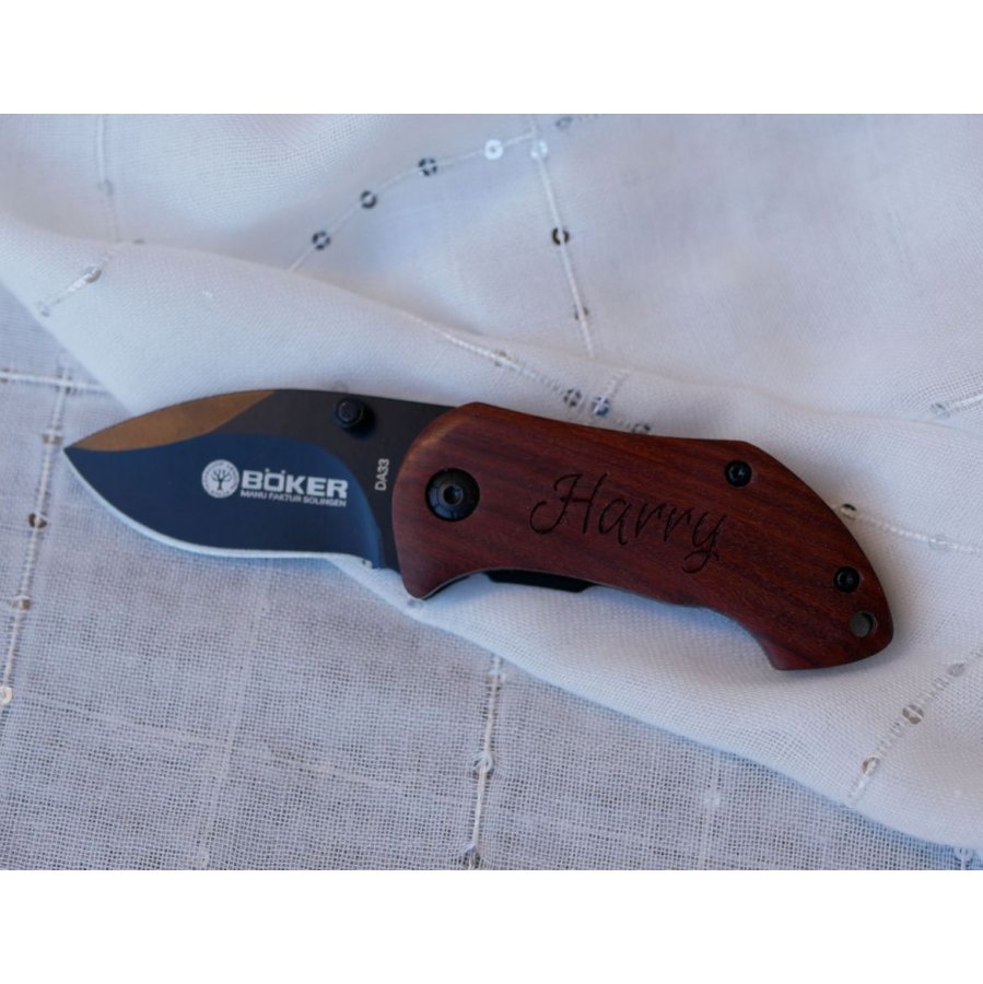 Liten kniv med trähandtag som ska graveras