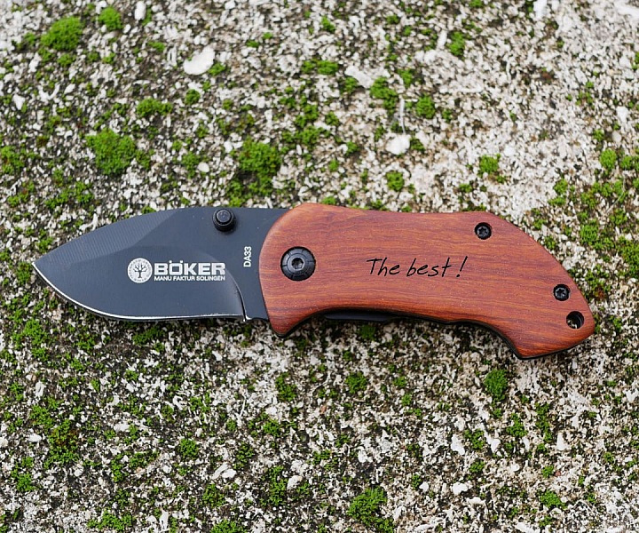 Liten kniv med tr&auml;handtag som ska graveras