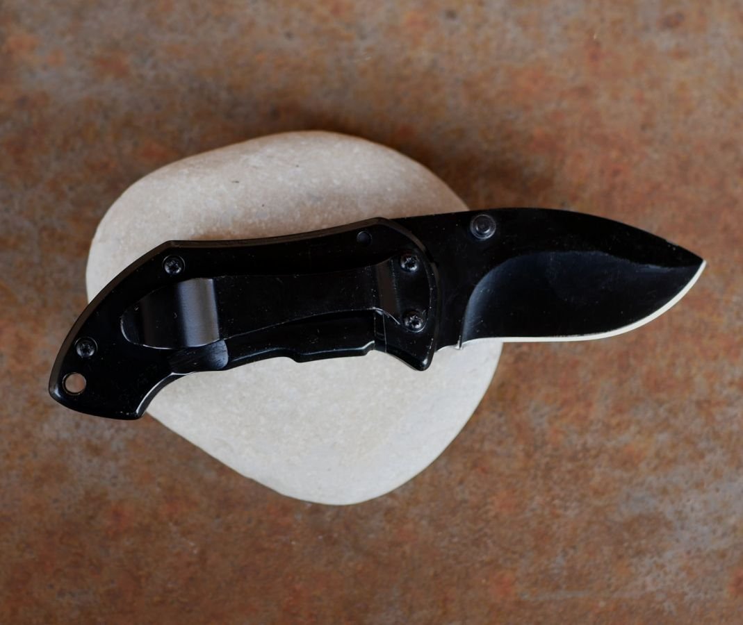 Liten kniv med trähandtag som ska graveras
