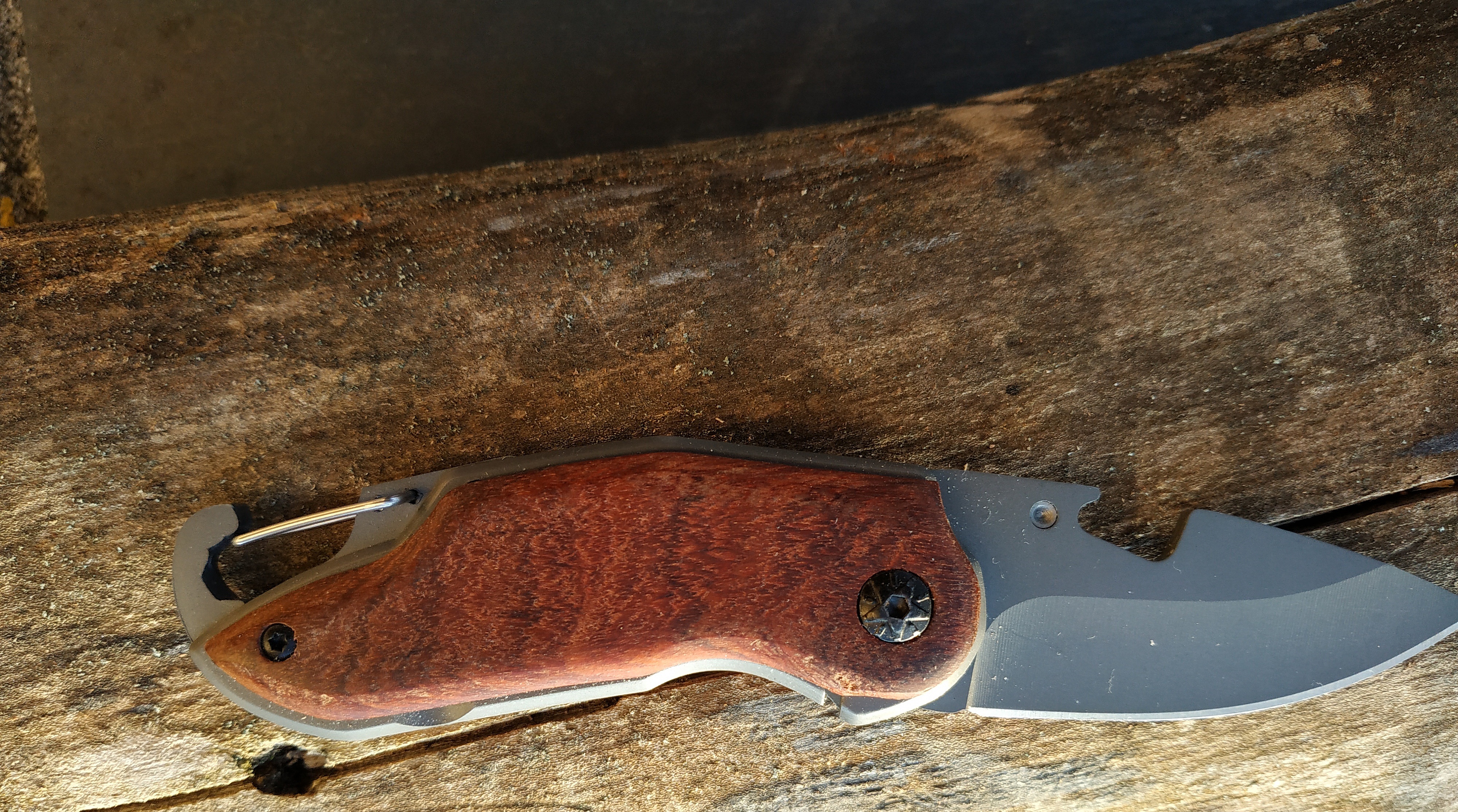 F&auml;llbar fickkniv, tr&auml;handtag med gravyr