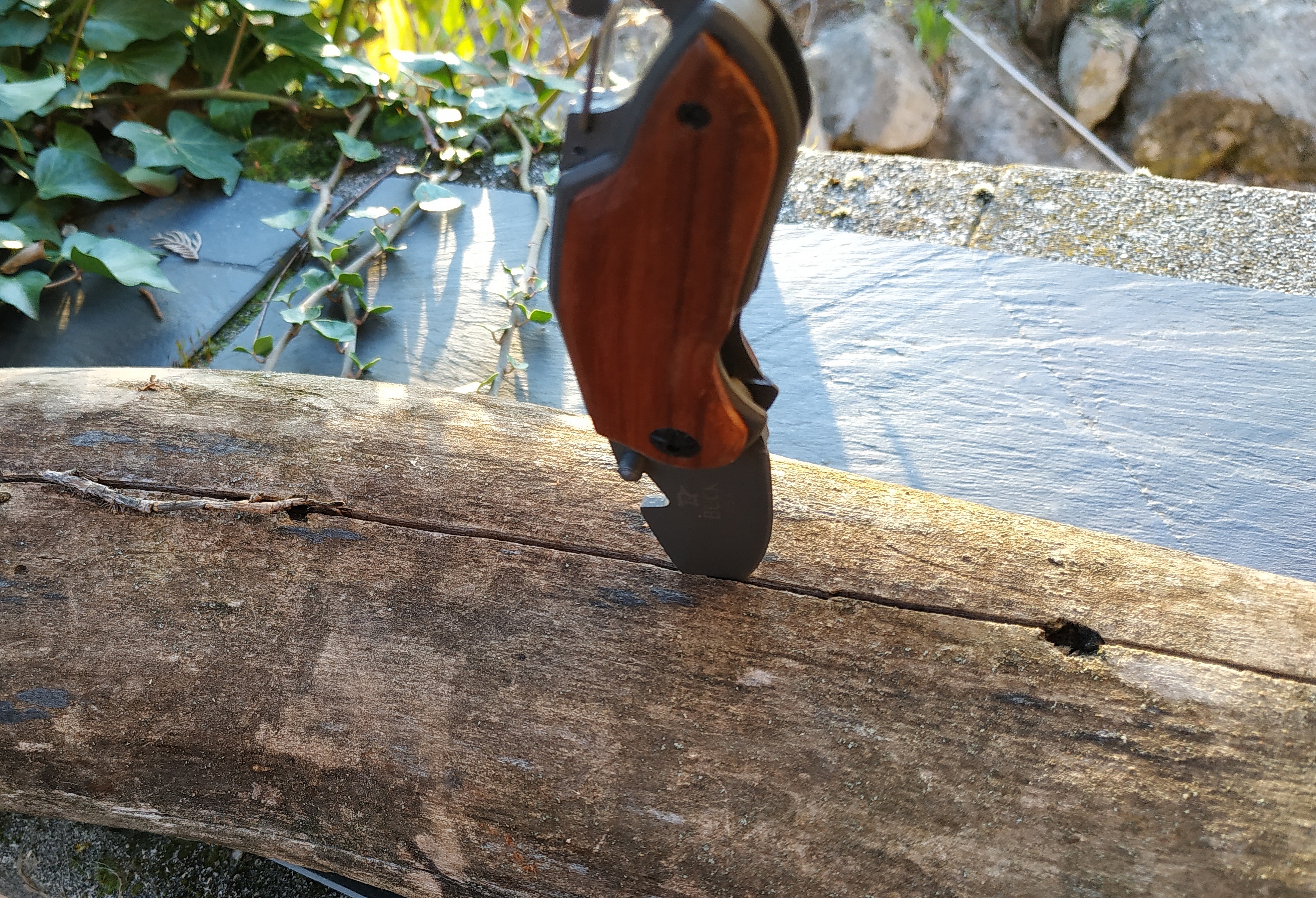 F&auml;llbar fickkniv, tr&auml;handtag med gravyr