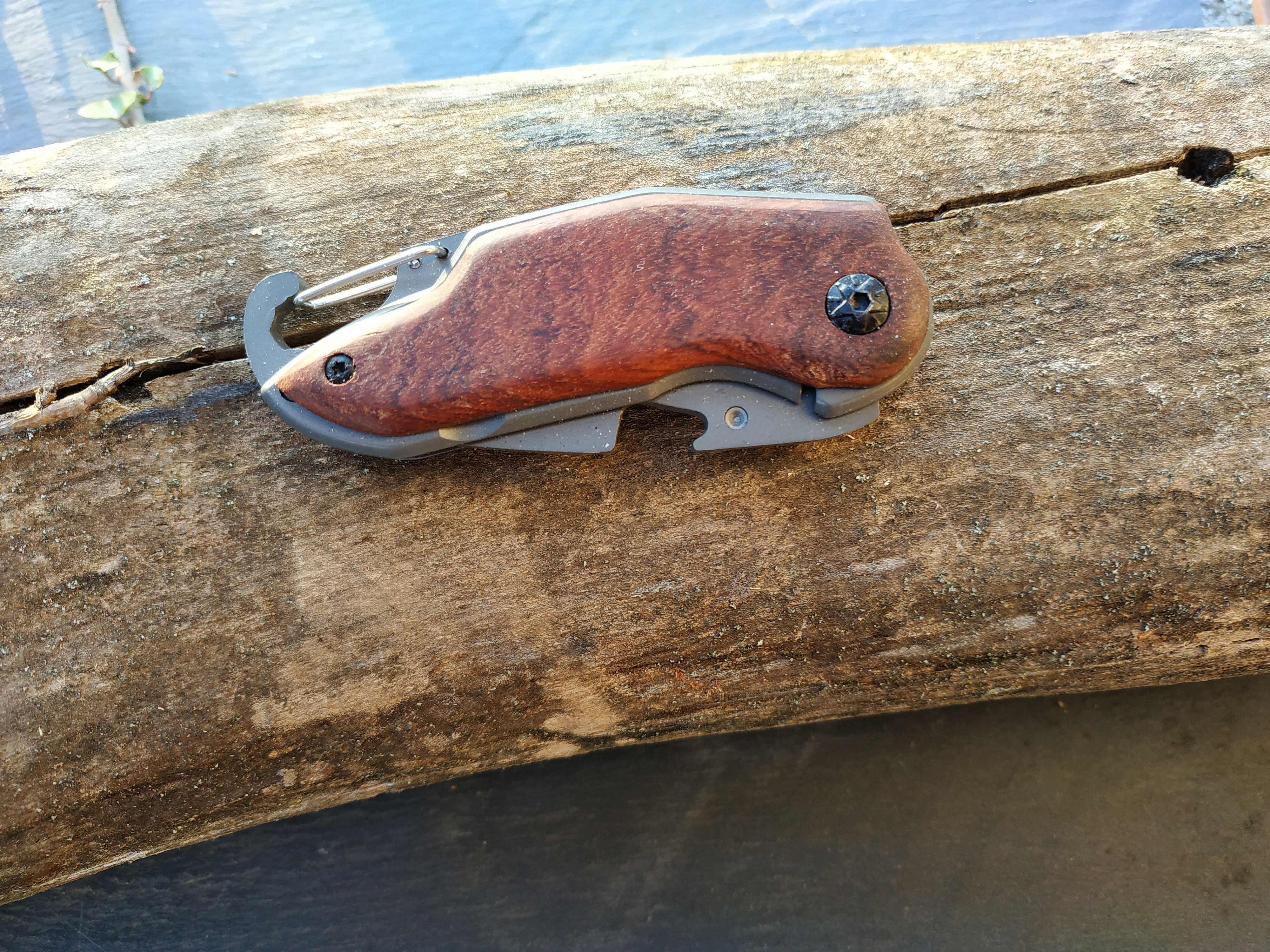 F&auml;llbar fickkniv, tr&auml;handtag med gravyr