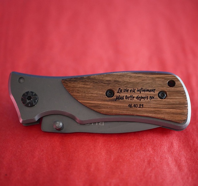 F&auml;llbar fickkniv med graverat tr&auml;handtag