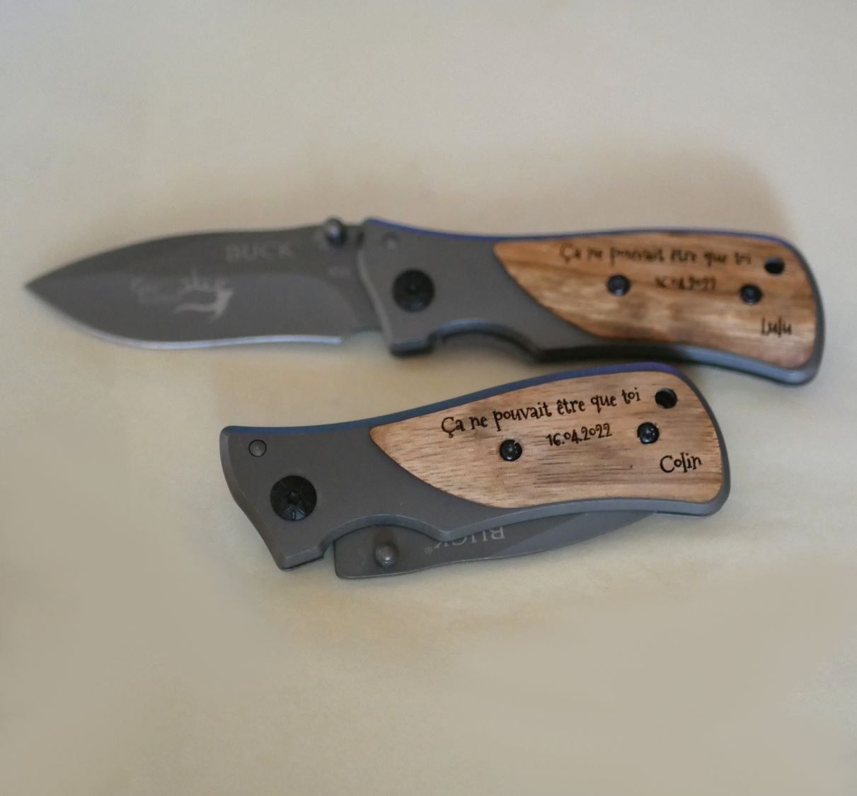 Fällbar fickkniv med graverat trähandtag