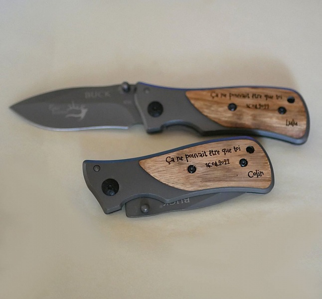 F&auml;llbar fickkniv med graverat tr&auml;handtag