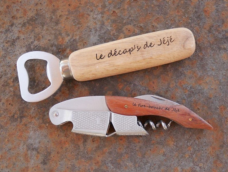 Graverad flask&ouml;ppnare i tr&auml; f&ouml;r personlig anpassning, br&ouml;llopsg&aring;va 