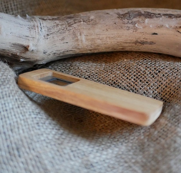 Flask&ouml;ppnare i tr&auml; f&ouml;r personlig anpassning, br&ouml;llopsg&aring;va 